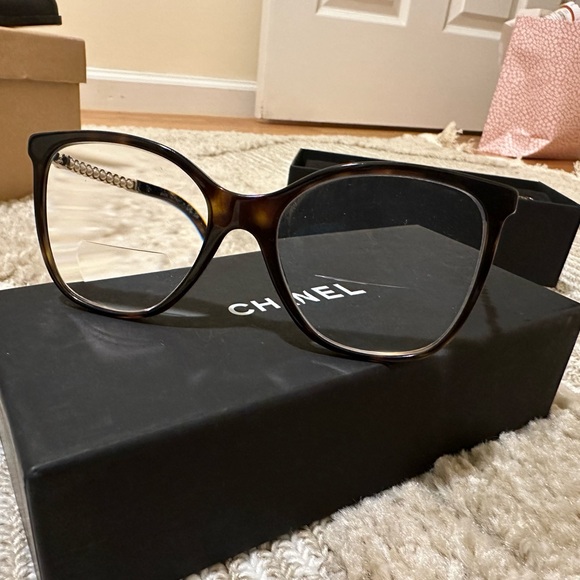 Chanel Eyewear Acetate & Glass Pearls
Dark Tortoise
Ref. 3441QH C714 - Picture 4 of 7